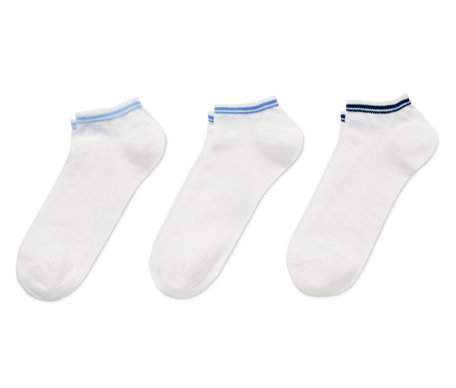 Tři páry bílých krátkých ponožek s modrými proužky.