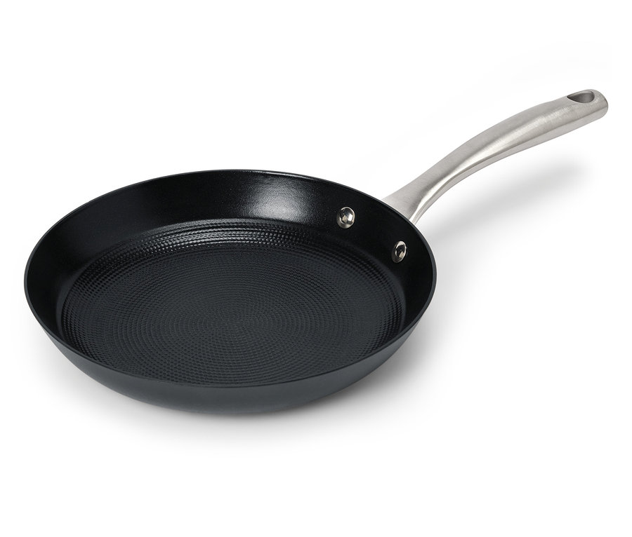 Černá pánev s texturovaným povrchem a stříbrnou rukojetí.