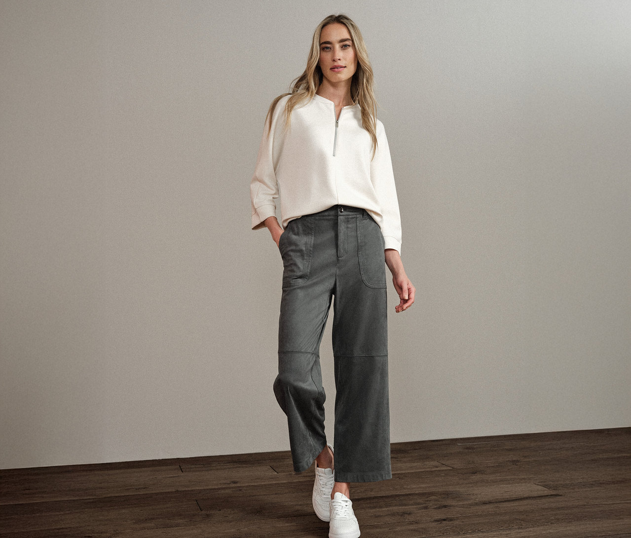 Žena má na sobě triko z modalové směsi Street One a semišové kalhoty s rovnými nohavicemi Street One.