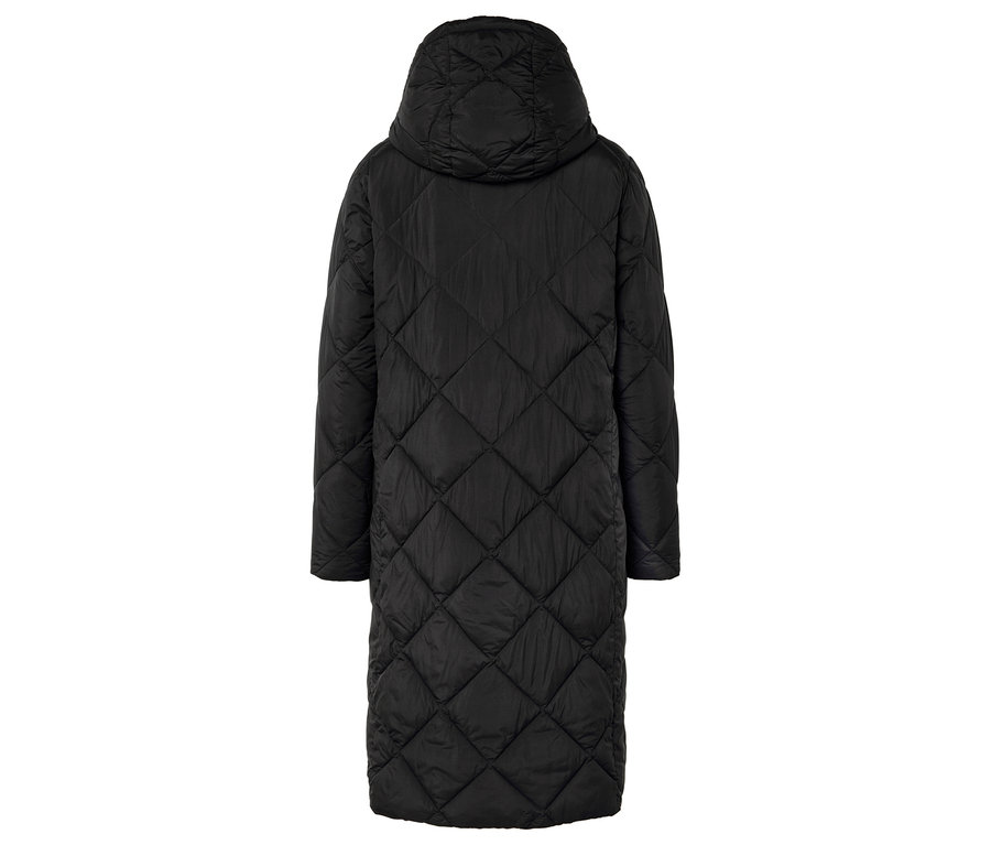 Černý prošívaný kabát s kapucí, pohled zezadu.