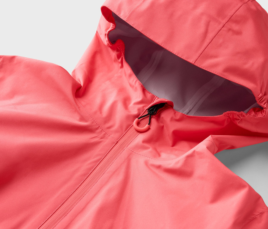 Detail růžové 2,5vrstvé outdoorové bundy s kapucí a zipem.