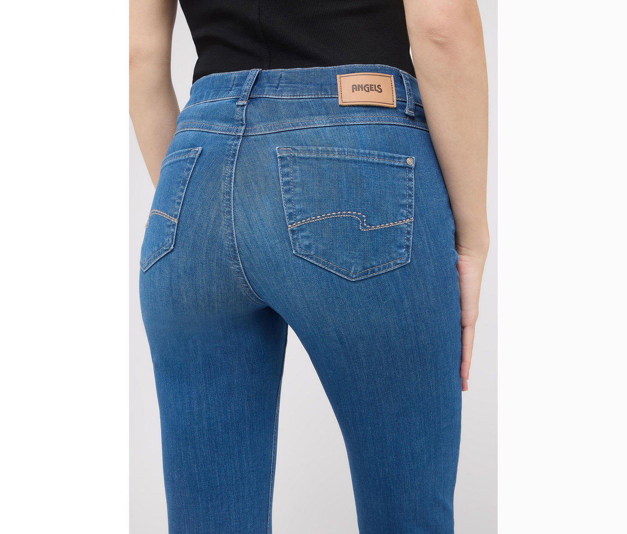 Pohled zezadu na ženu v džínách Angels »Cici« střihu Slim Fit, modré.