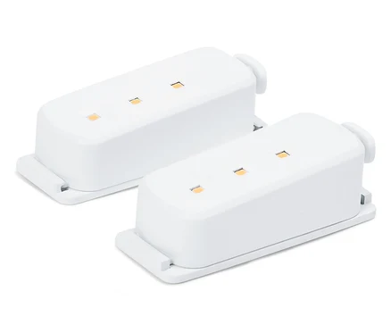 Dva bílé elektronické moduly s LED diodami na bílém pozadí.