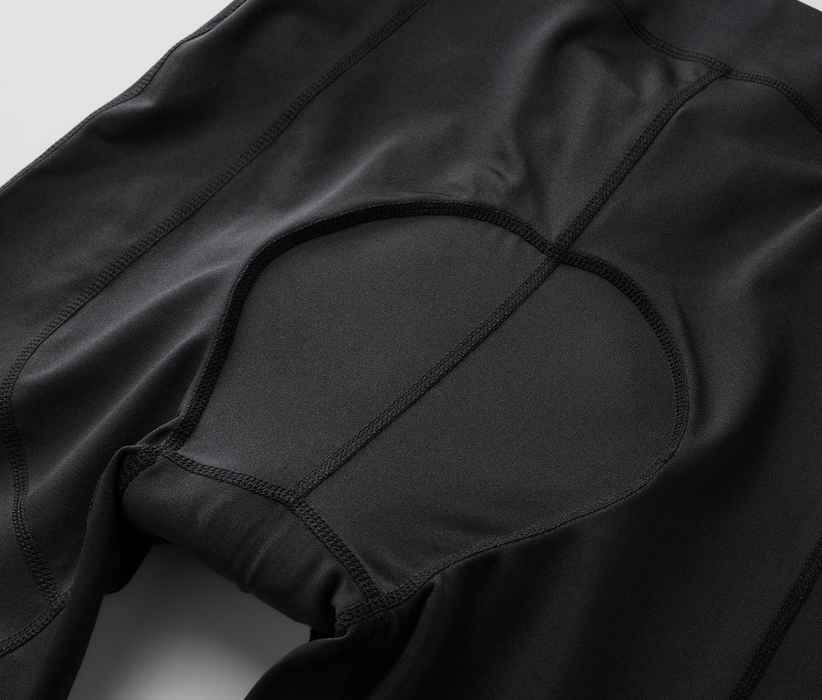 Detailní pohled na černé cyklistické kalhoty.