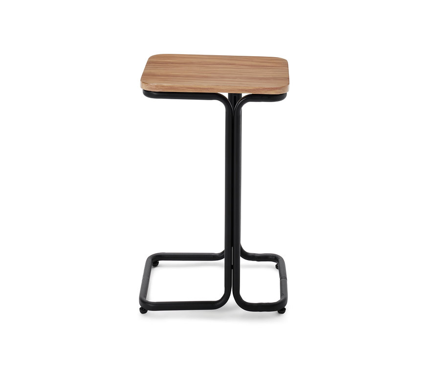 Detailní záběr hliníkového stolu ve tvaru C s dřevěnou deskou a černým rámem.