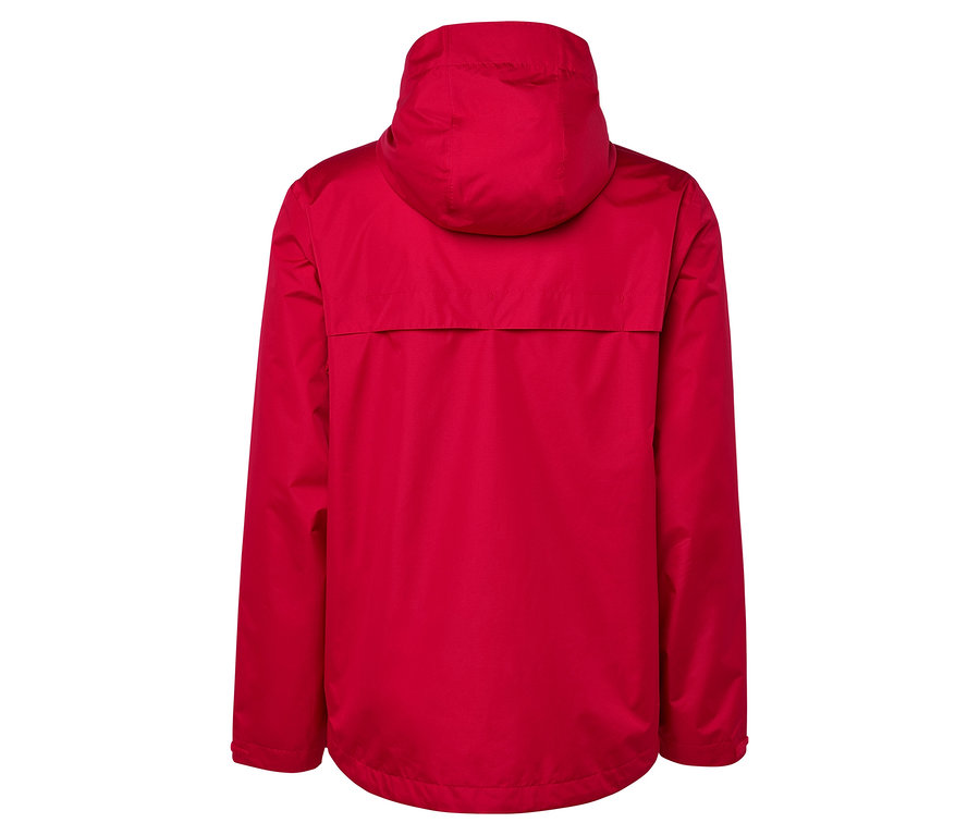 Zadní pohled na červenou bundu s kapucí.