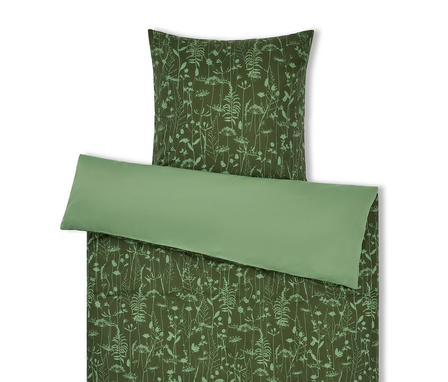 Zelené povlečení s rostlinným vzorem a světle zelený polštář.