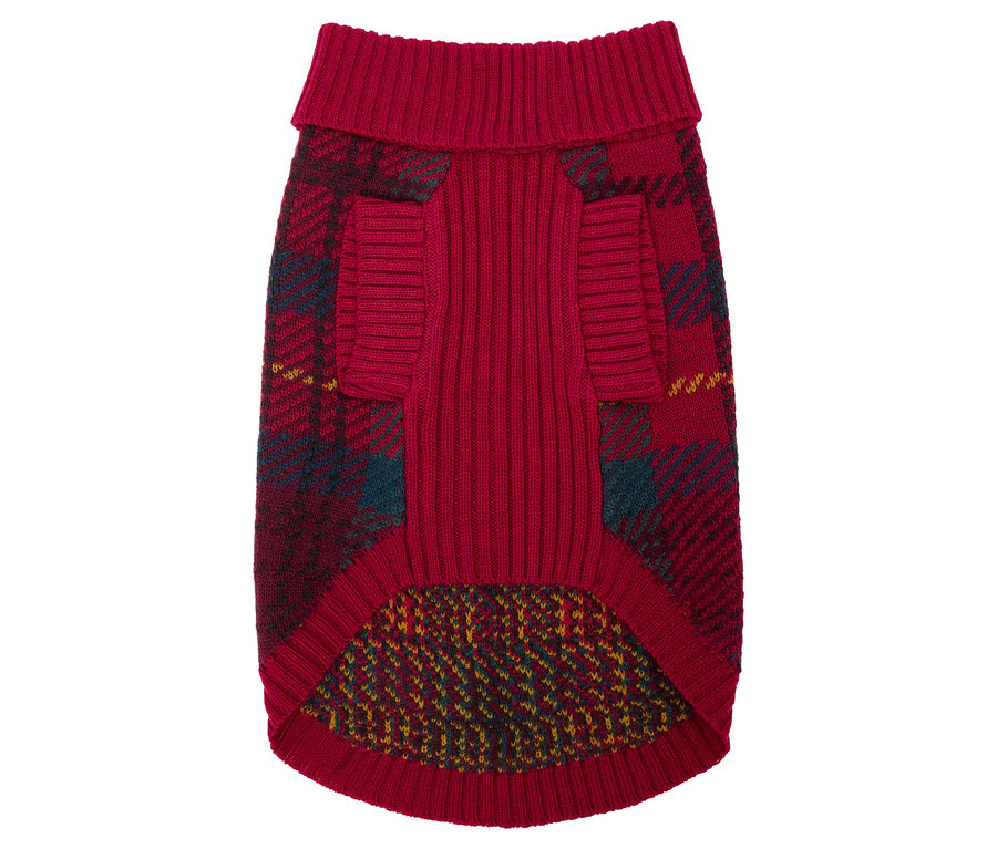 Červený psí svetr se vzorem kostky.