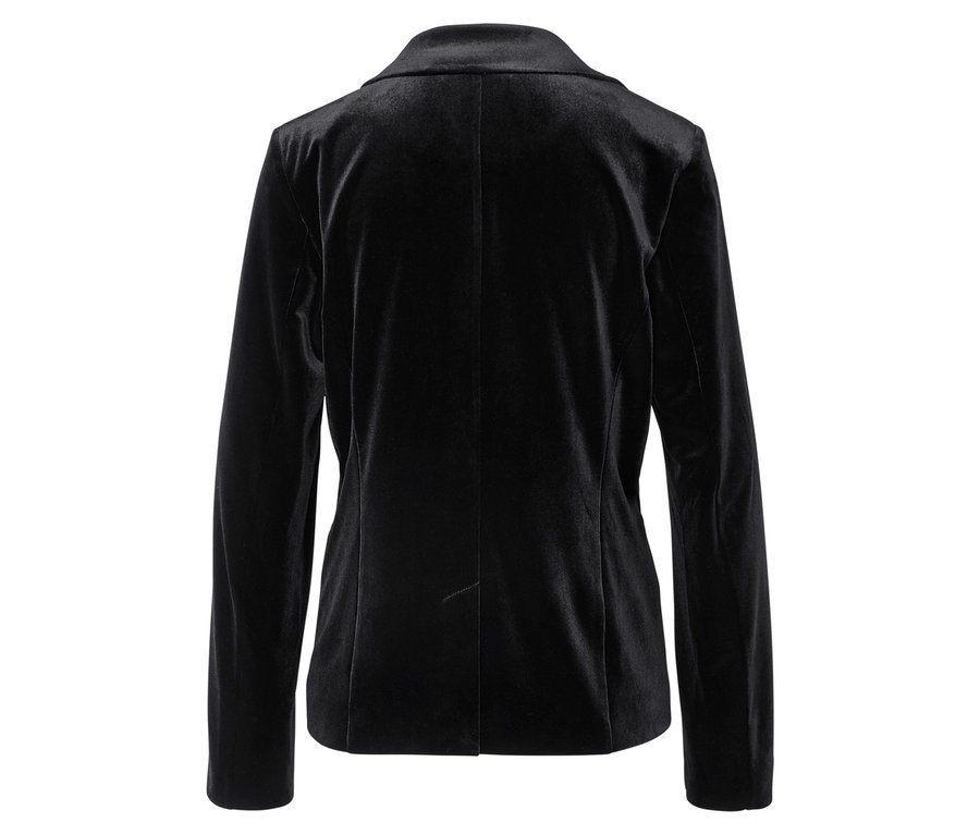 Zadní pohled na černý sametový blejzr.