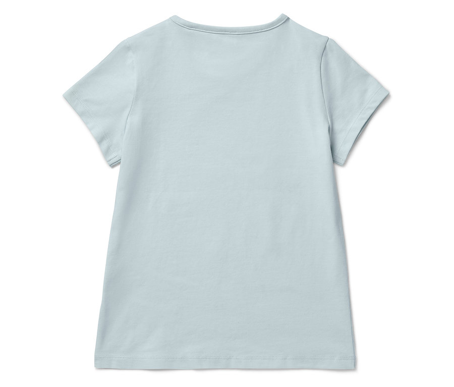 Pohled zezadu na světle modré tričko s krátkým rukávem.