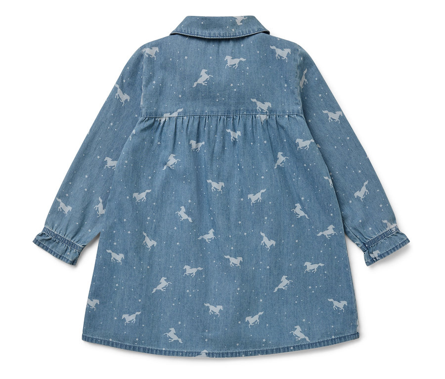 Modré šaty s potiskem koní a dlouhými rukávy.