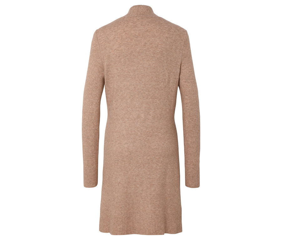 Pohled zezadu na dlouhý béžový pletený kabát.