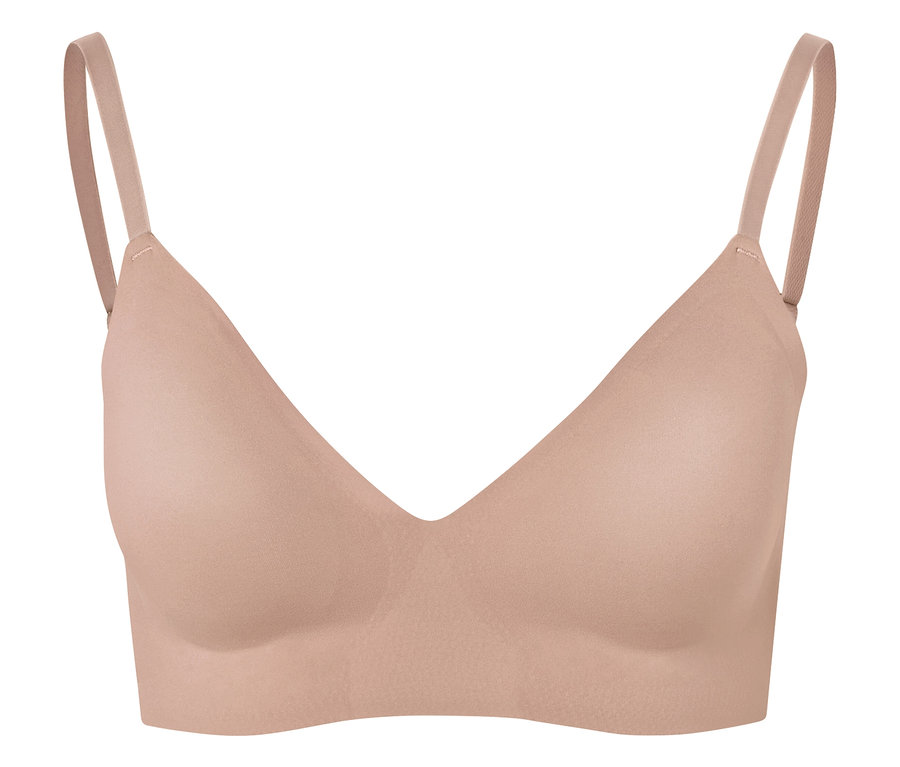 Detail béžové podprsenky s tenkými ramínky na bílém pozadí.
