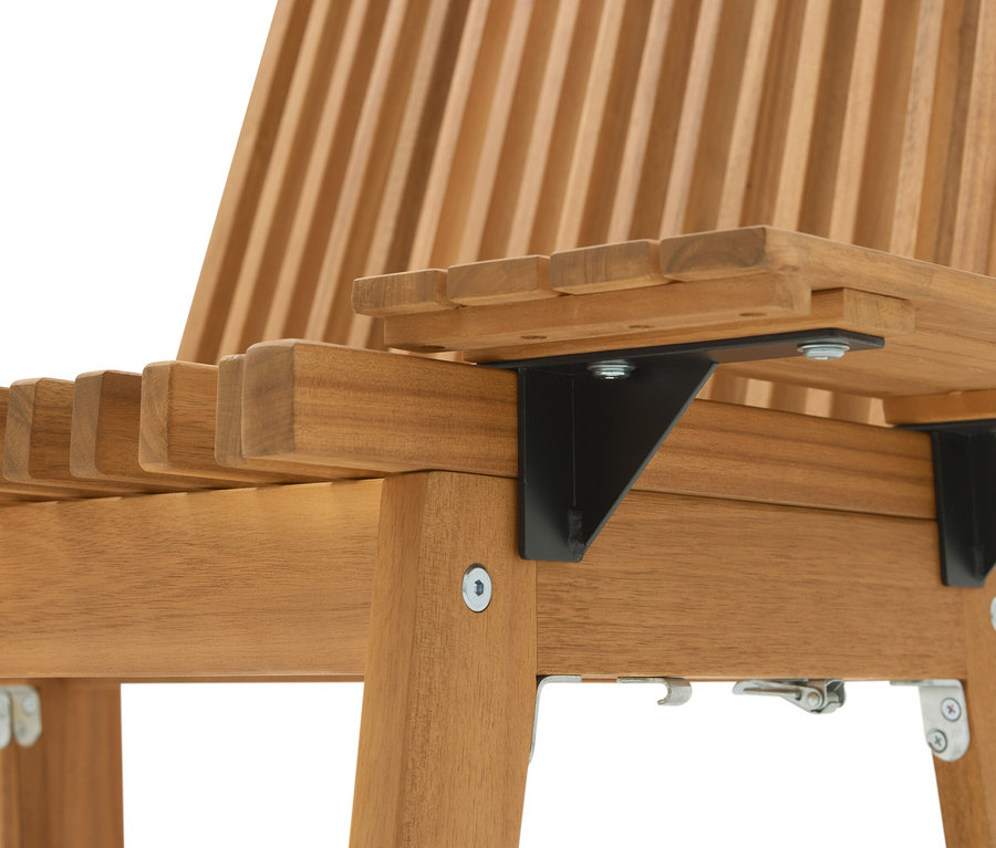 Detailní pohled na zahradní židli ze světlého dřeva s černými kovovými spoji.