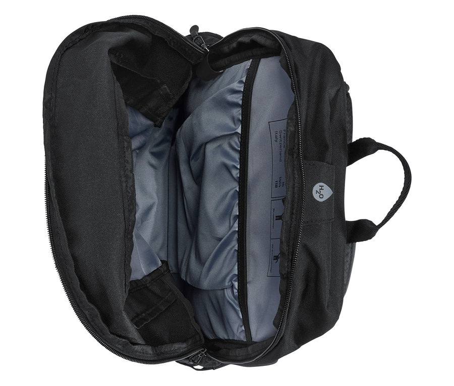 Otevřený černý batoh se šedou podšívkou.