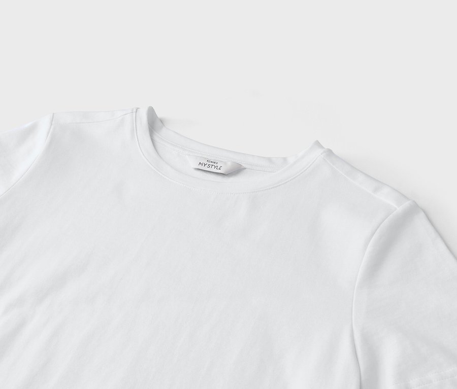 Detail bílého trička s visačkou s nápisem „Tchibo My Style“.