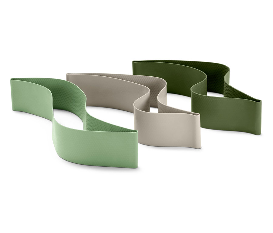 Tři vlnité textilní pásky v zelené, béžové a olivově zelené barvě leží na bílém pozadí.