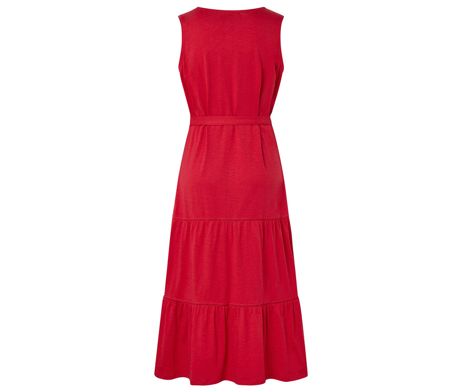 Pohled zezadu na červené, bez rukávů, vrstvené maxi šaty s páskem.