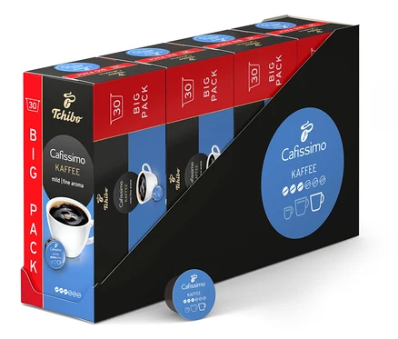 Na displeji je pět balení Cafissimo Kaffee. Vpředu leží jedna kapsle.