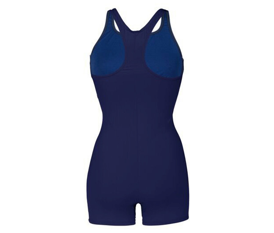 Pohled zezadu na tmavě modré plavky se závodními zády a krátkými nohavicemi.