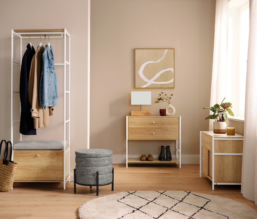 Chodba se stolní lampou s dřevěným podstavcem.