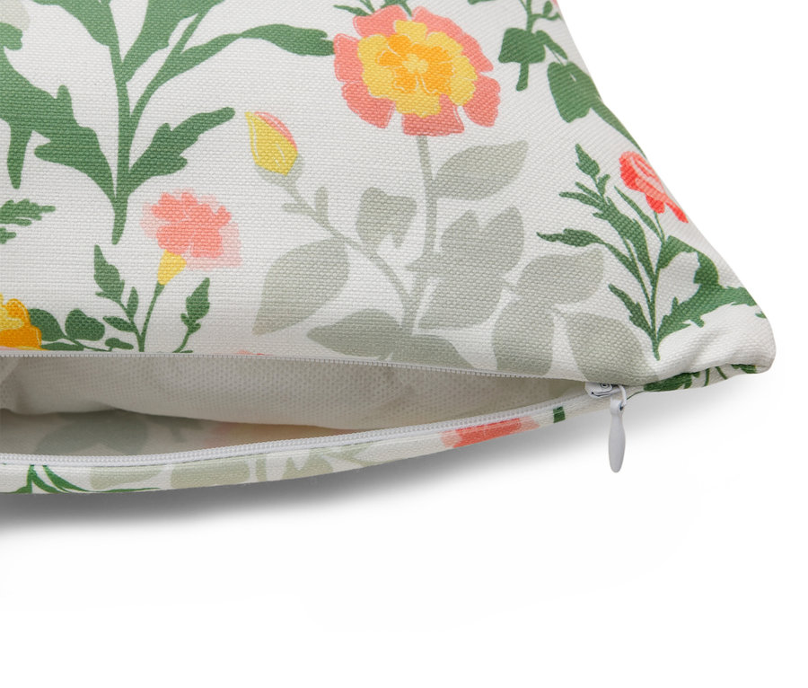Detailní záběr povlaku na polštář se zipem a květinovým vzorem.