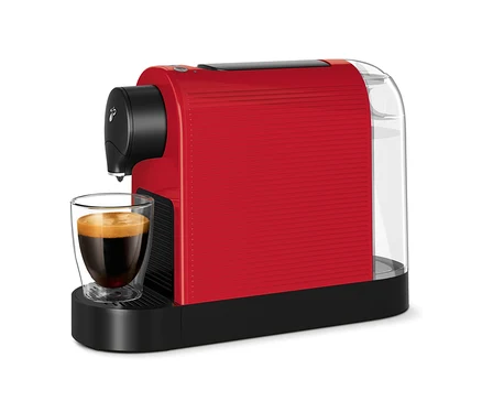 Červený kávovar Cafissimo pure+ s šálkem kávy.
