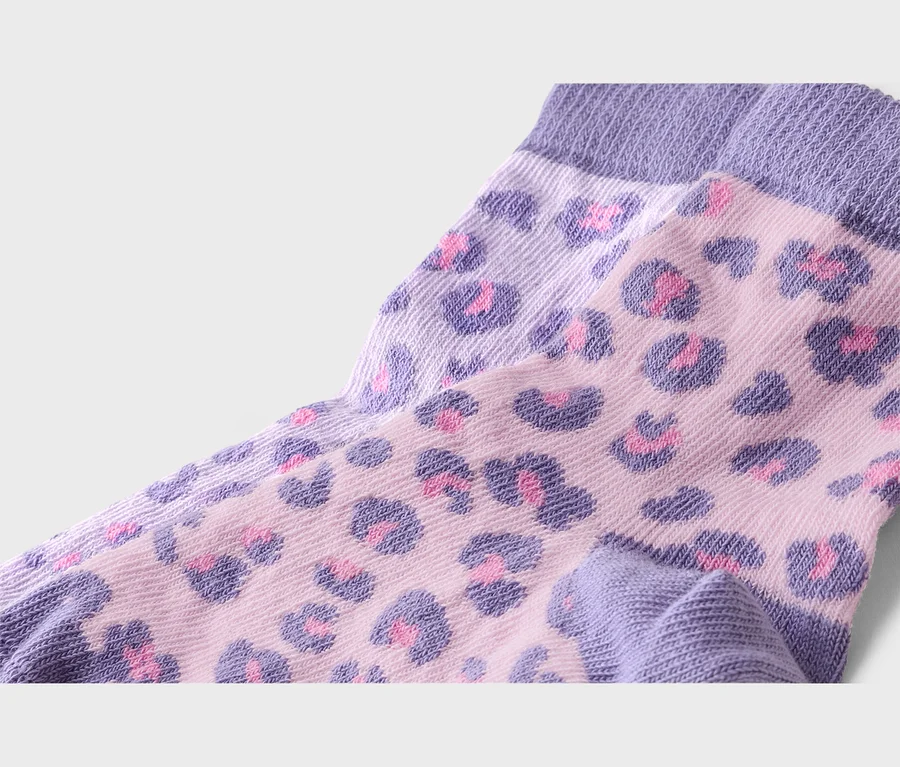 Detail ponožek s fialovými manžetami a růžovým leopardím vzorem.