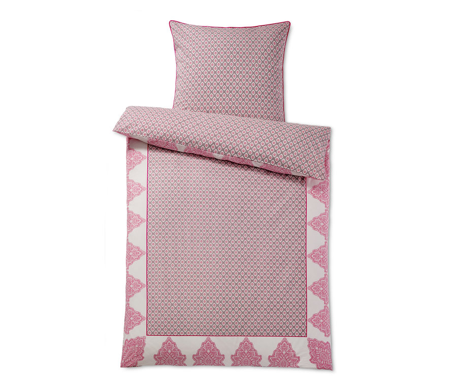 Perkálové povlečení s geometrickým vzorem a růžovými detaily.