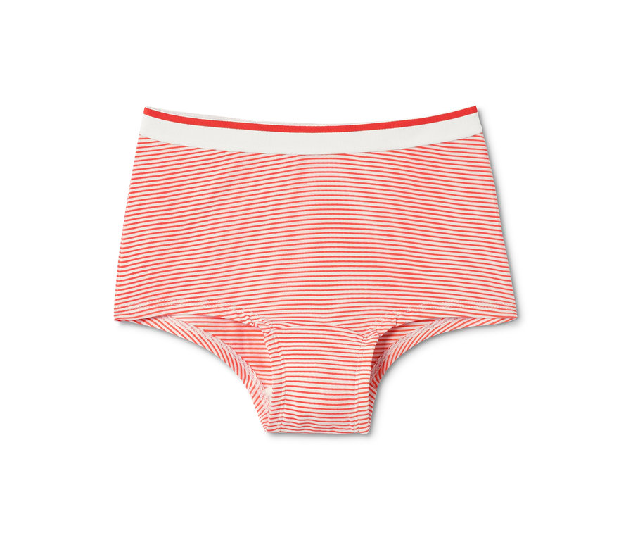 Detailní záběr na dívčí kalhotky s červenými a bílými proužky.