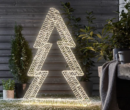 Osvětlená 3D jedle s LED, střední, stojí venku na trávníku.