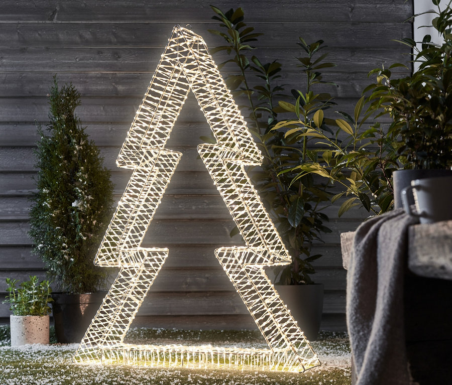 Osvětlená 3D jedle s LED, střední, stojí venku na trávníku.