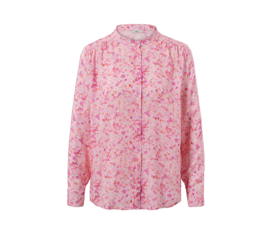 Růžová halenka s potiskem květin.