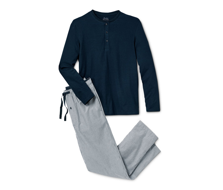 Tmavě modré pyžamo s tkanými kalhotami s proužky leží na bílém pozadí.