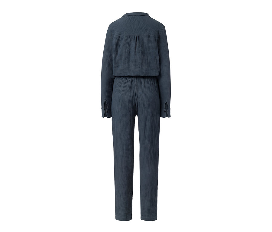 Pohled zezadu na domácí overal.