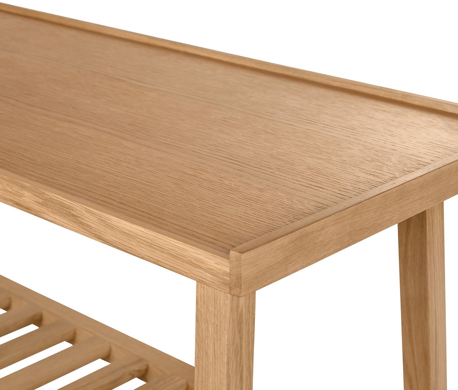 Detail lavice na sezení s odkládací plochou.