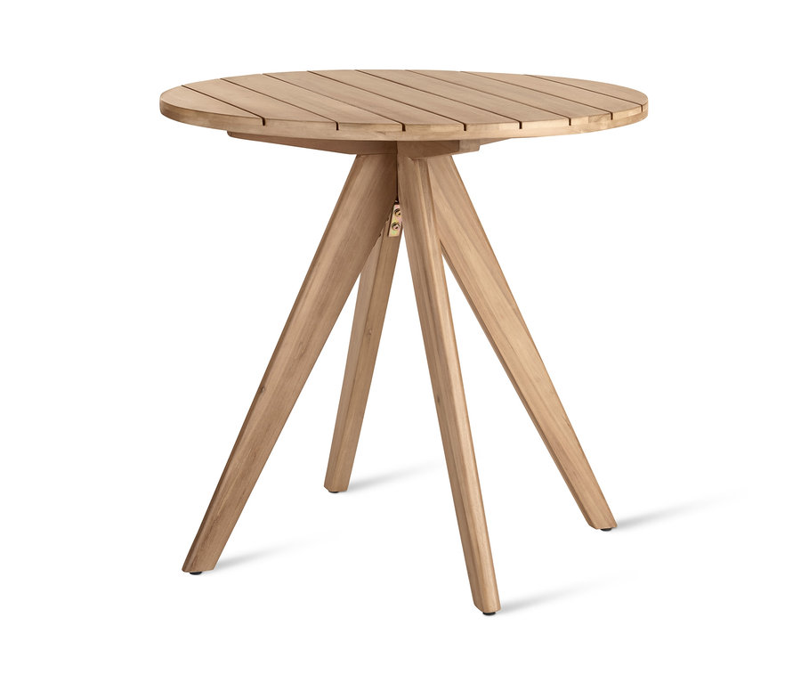 Detailní pohled na kulatý zahradní stůl z akátového dřeva.