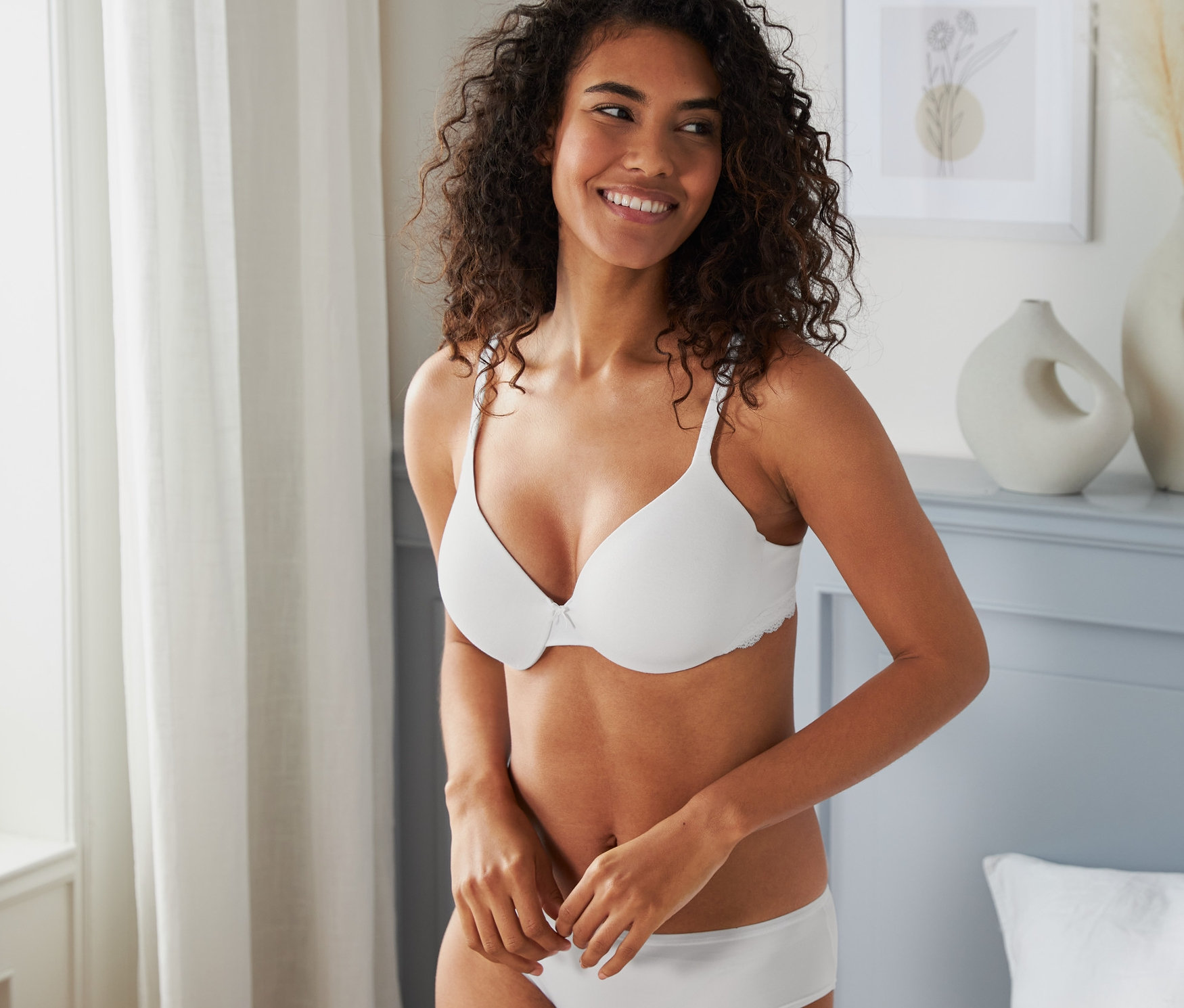 Žena má na sobě bílou podprsenku pod tričko.