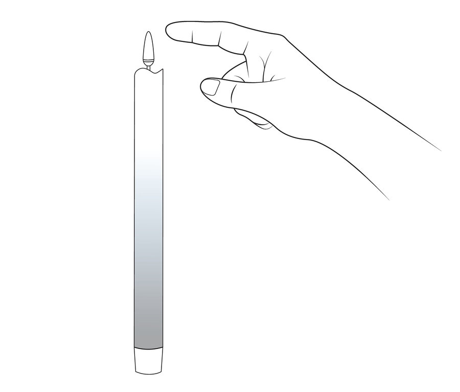 Ruka se natahuje k dlouhé LED svíčce z pravého vosku.