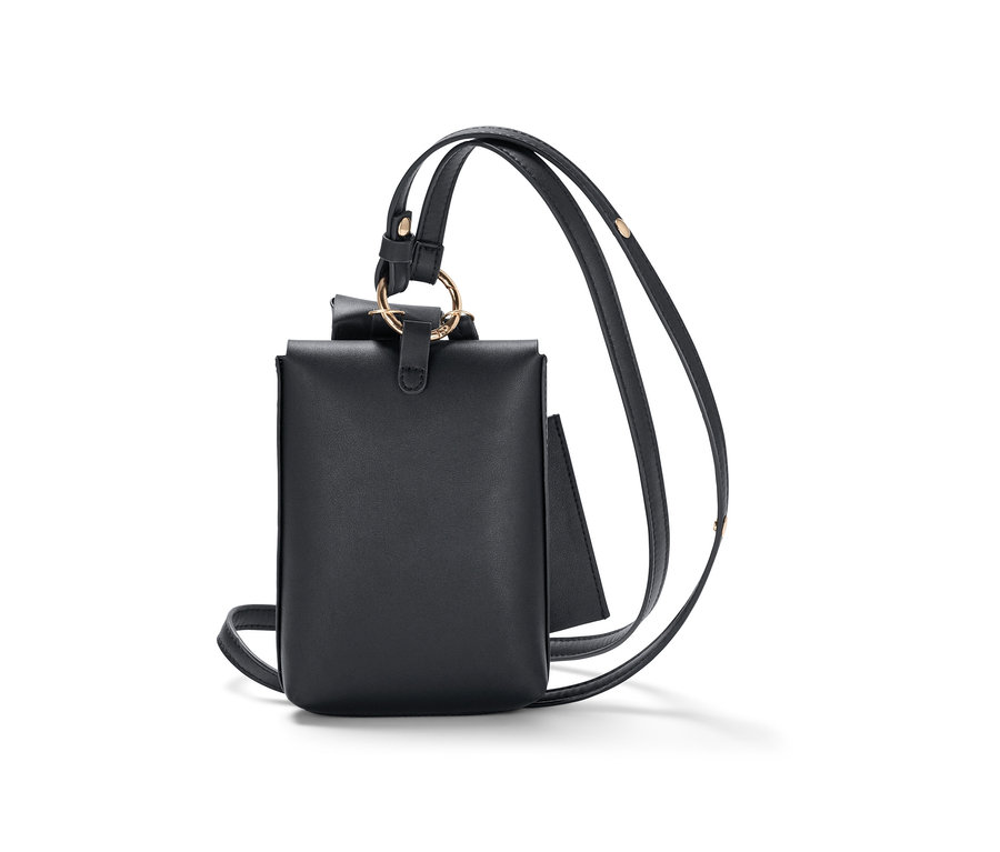 Černá mini taštička s popruhem přes rameno.