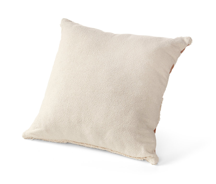 Dekorační polštář leží našikmo na bílém pozadí.