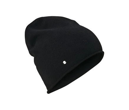 Černá čepice beanie z jemného úpletu.