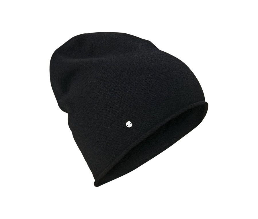 Černá čepice beanie z jemného úpletu.
