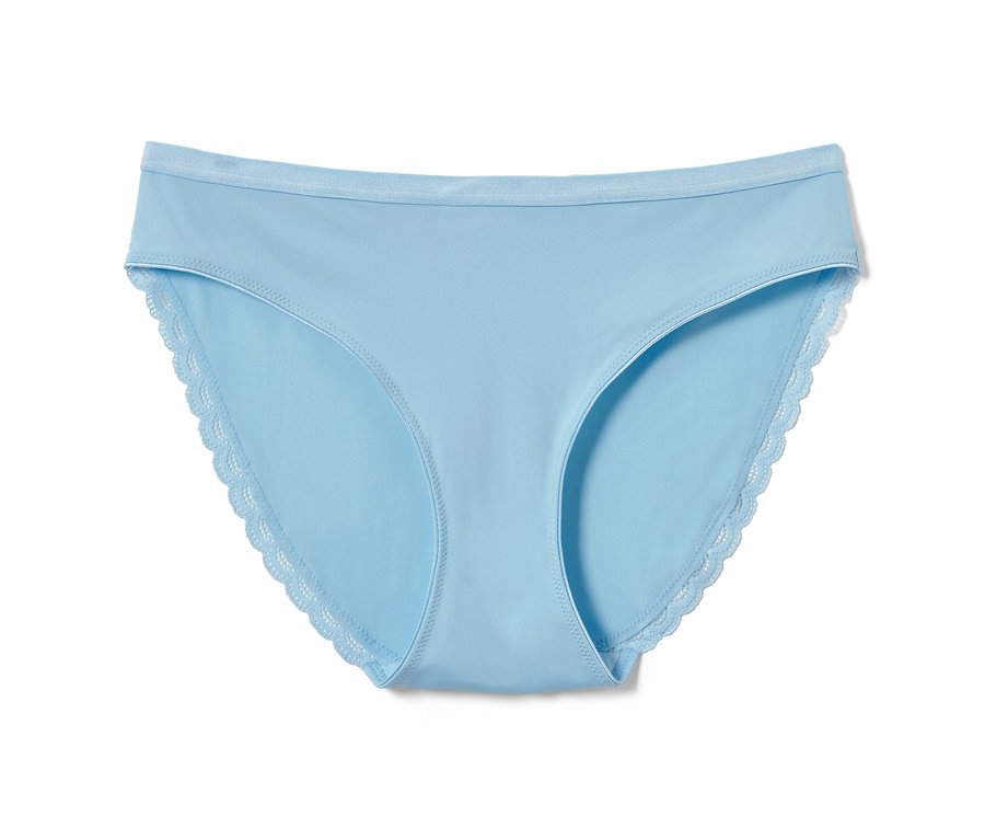 Světle modré kalhotky s krajkou.