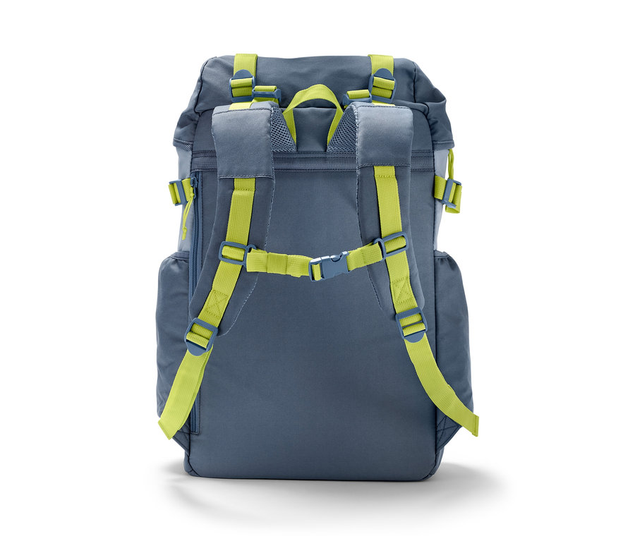 Pohled zezadu na outdoorový batoh šedé barvy se žlutozelenými popruhy.