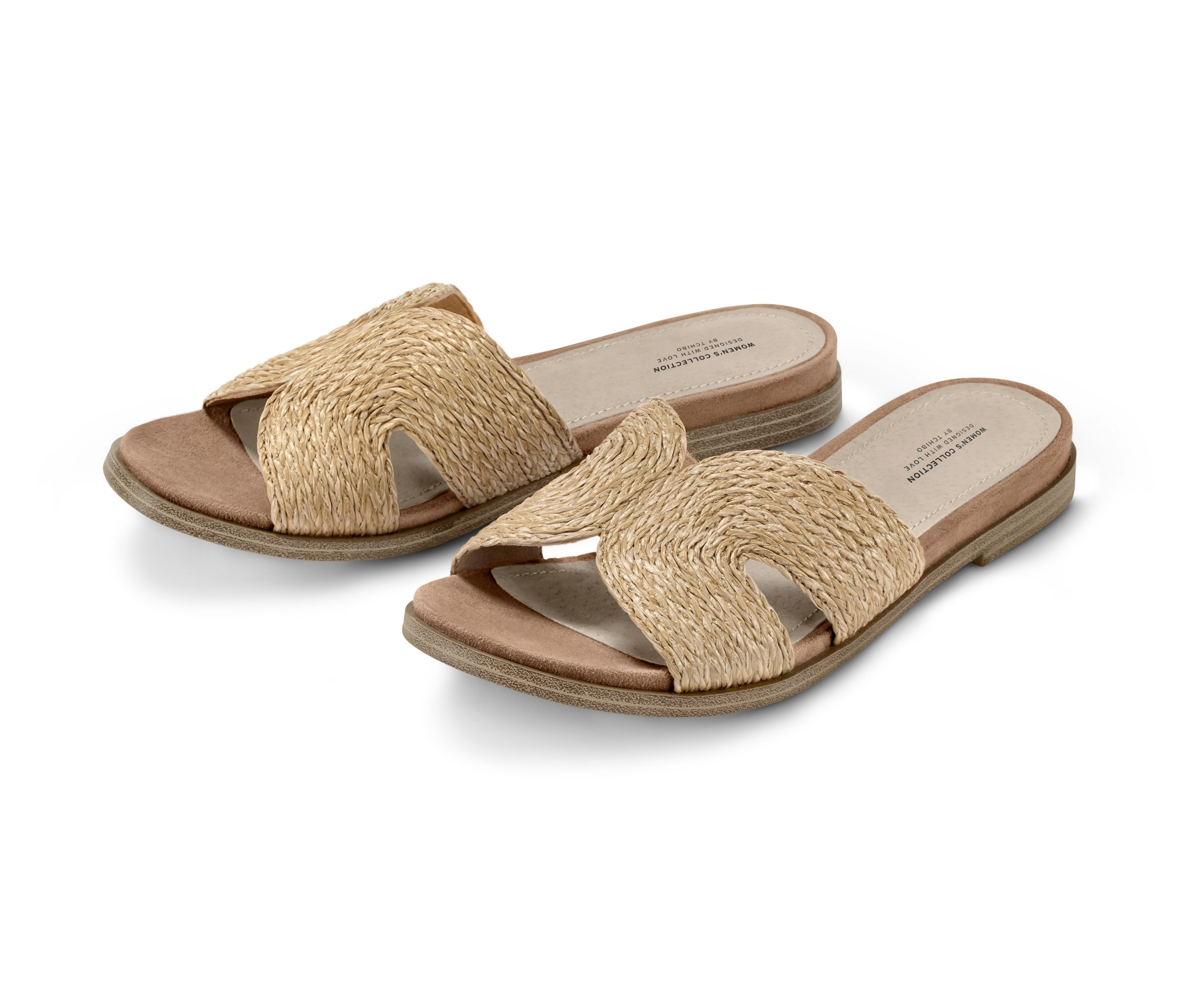 Dva béžové pantofle na bílém pozadí.