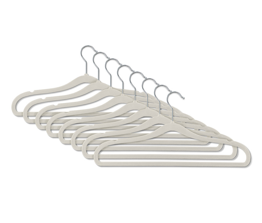 Osm extra úzkých ramínek na šaty.