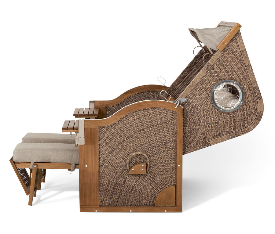 Detail prémiového plážového koše XXL se 2 výklopnými stolky, s proutěnou konstrukcí a béžovými polštáři.