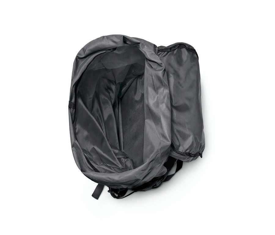Otevřený turistický batoh o objemu 40 l na bílém pozadí.