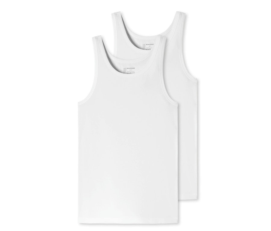 Dvě bílá tílka SCHIESSER s biobavlnou leží na sobě.